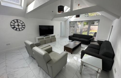 Headington House | Cheerful double bedroom in Oxford