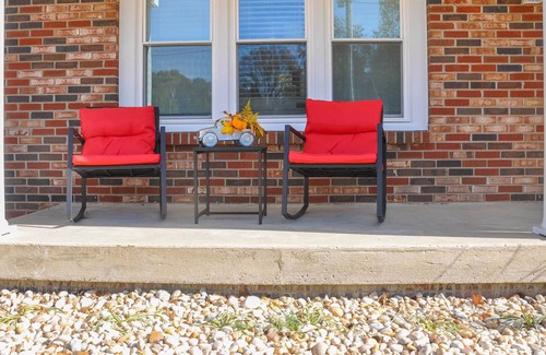 Lebanon House | Cheerful Duplex Unit - 1 Mi to State Park!