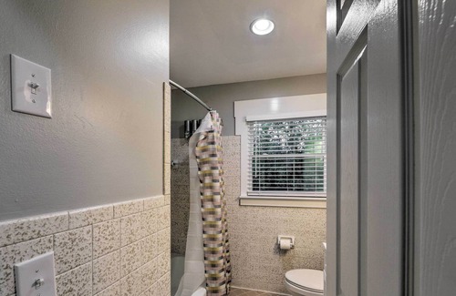 Lebanon House | Cheerful Duplex Unit - 1 Mi to State Park!