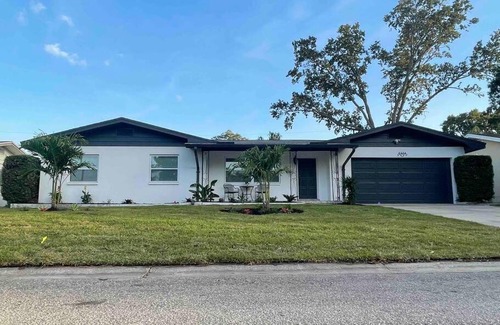 Clearwater House | Cheerful & Elegant 4-Bedroom House in Clearwater
