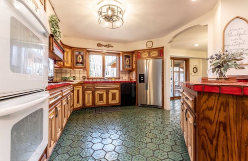 Huntsburg Villa | Cheerful Family Manor- Sleeps 25 w/hot tub and private pool in Amish Country