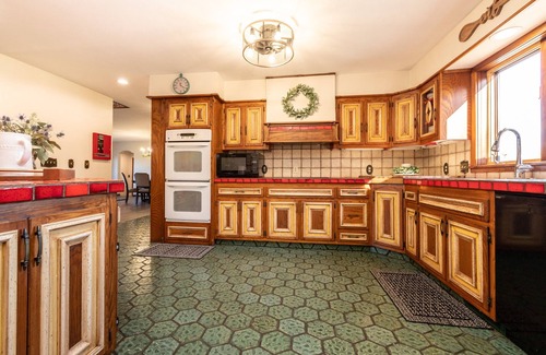 Huntsburg Villa | Cheerful Family Manor- Sleeps 25 w/hot tub and private pool in Amish Country