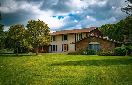 Huntsburg Villa | Cheerful Family Manor- Sleeps 25 w/hot tub and private pool in Amish Country