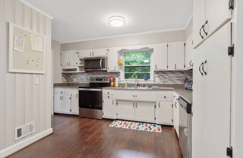 Southwest Raleigh House | Cheerful Four Bedroom Home, Close to Downtown Raleigh, Big Backyard!