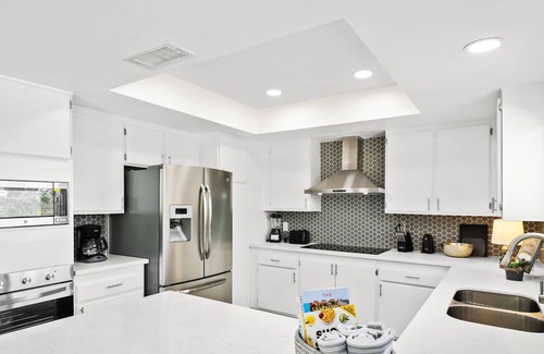Paradise House | Cheerful fully renovated 4-bedroom with pool