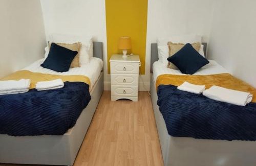 Becontree House | Cheerful Gem of Barking & Dagenham 3 Bedroom House Entire Property