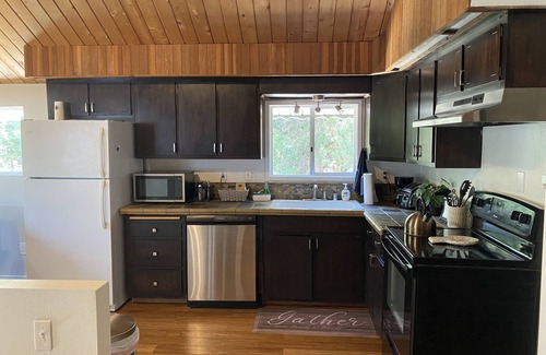 Crestline Cabin | Cheerful Hillside cabin