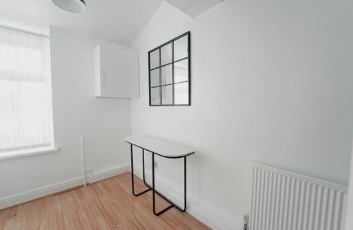 Sheffield House | Cheerful home close to the city and Peak District