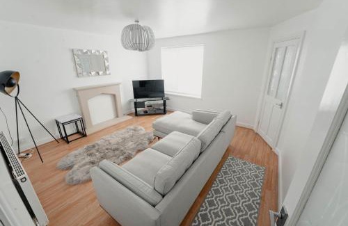 Sheffield House | Cheerful home close to the city and Peak District