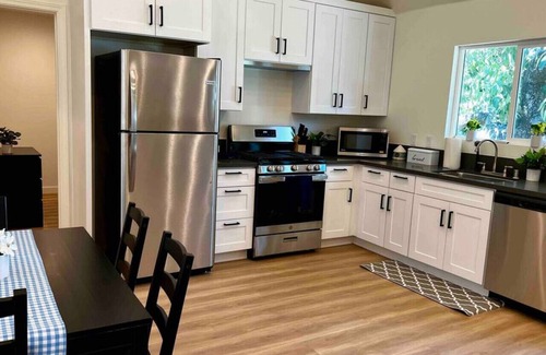 Bonita House | Cheerful Home.Next to ULV ina Safe Neighborhood.