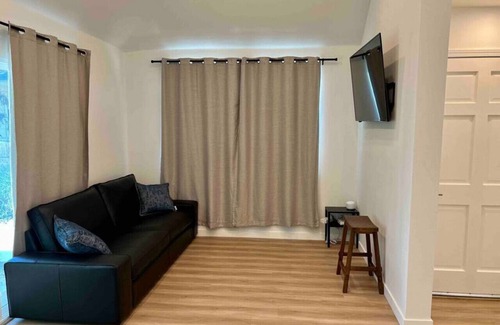 Bonita House | Cheerful Home.Next to ULV ina Safe Neighborhood.
