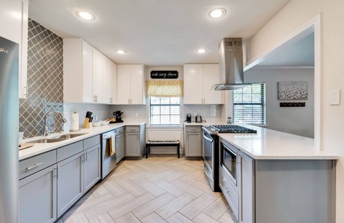 Northwest Dallas House | Cheerful home, sleeps 9, outdoor grill +dining!