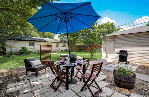 Northwest Dallas House | Cheerful home, sleeps 9, outdoor grill +dining!