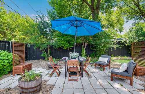 Northwest Dallas House | Cheerful home, sleeps 9, outdoor grill +dining!