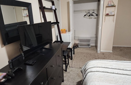 Virginia Beach House | Cheerful home with furnished room and fun hosts
