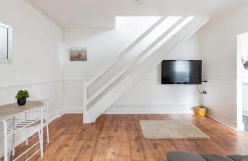 Liverpool Apartment | Cheerful Maisonette in the heart of Orrell Park