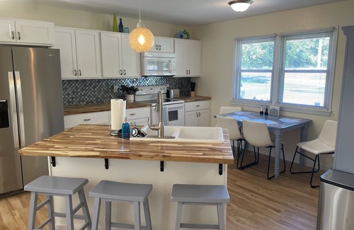 Springfield House | Cheerful mid-town home close to Bass Pro, shopping and local eateries.