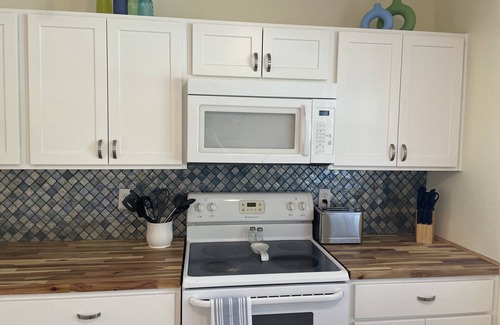 Springfield House | Cheerful mid-town home close to Bass Pro, shopping and local eateries.