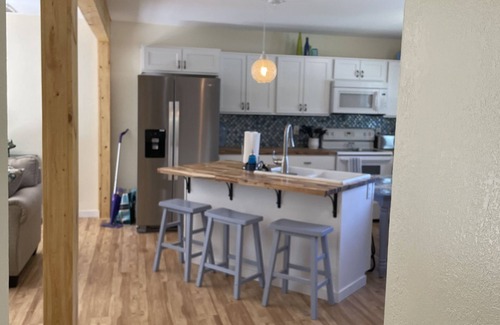 Springfield House | Cheerful mid-town home close to Bass Pro, shopping and local eateries.