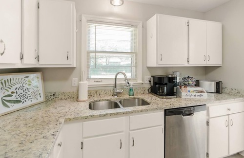 Memphis House | Cheerful nicely furnished 2 bedroom home in a safe neighborhood