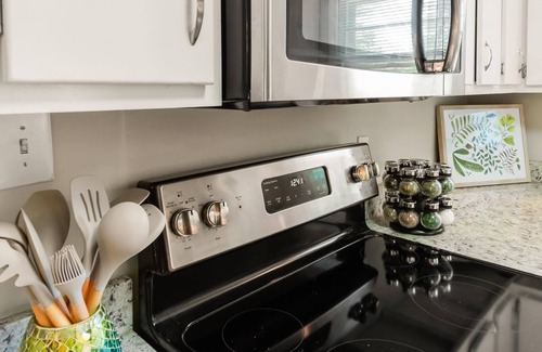 Memphis House | Cheerful nicely furnished 2 bedroom home in a safe neighborhood