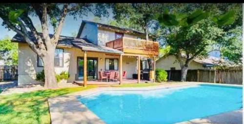 North San Antonio - SAT Bed & Breakfast | Cheerful Private Room With Pool