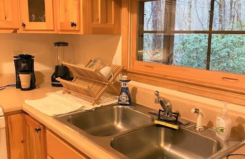 Murphy Cabin | Cheerful quiet mountain cabin on outer edge of Murphy