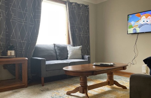 South Euclid House | Cheerful retreat