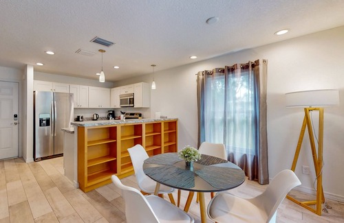 Homosassa House | Cheerful retreat with large patio, full kitchen, snowbird friendly