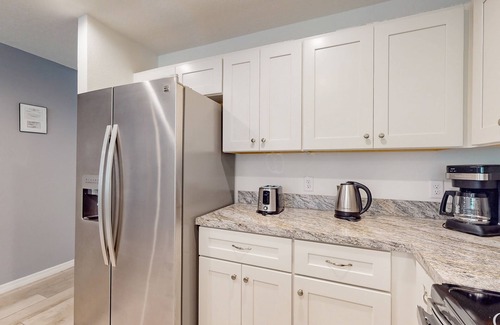Homosassa House | Cheerful retreat with large patio, full kitchen, snowbird friendly