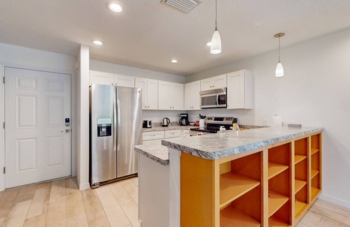 Homosassa House | Cheerful retreat with large patio, full kitchen, snowbird friendly