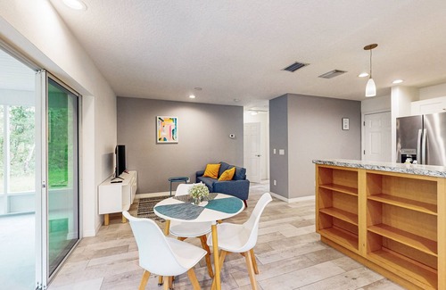 Homosassa House | Cheerful retreat with large patio, full kitchen, LTR welcome