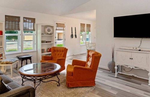West Valley House | Cheerful Single Level Home. Hangout in Backyard w/ Hot Tub! 15 min to Downtown + 10 min to Village