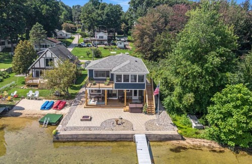 Sister Lakes Cottage | Cheerful Sister Lakes 4 BDR Lake Hse w/Hot tub.