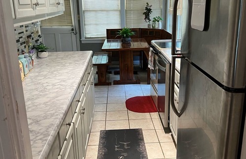 Waycross House | Cheerful, Spacious, and Cozy 2 bedroom home with fireplace