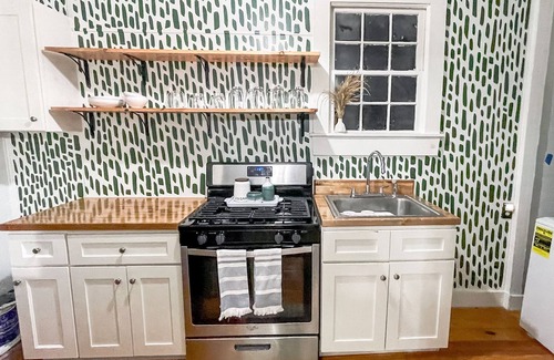 Beaufort Cottage | Cheerful tiny home by the Bay