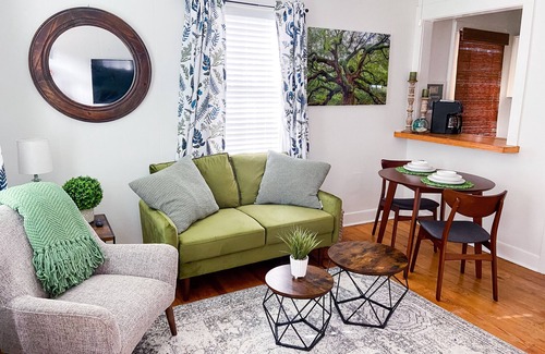 Beaufort Cottage | Cheerful tiny home by the Bay