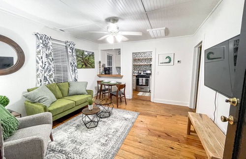 Beaufort Cottage | Cheerful tiny home by the Bay