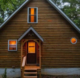Rockbridge House | Cheerful Two Bdrm Cabin with Hot Tub & Pet Friendly
