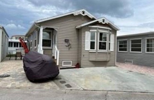 Nettles Island Cottage | Cheerful two bedroom home walk to the ocean nettles island