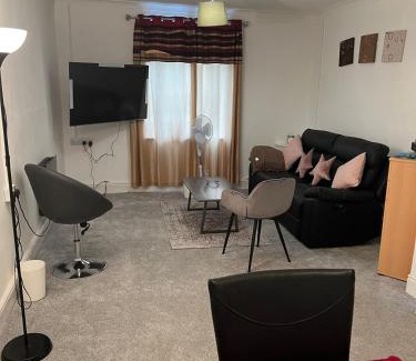 Pembroke Dock Apartment | Cheerful Two Bedrooms Town house with free parking