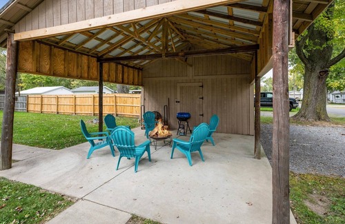 Lakeview House | Cheerful Two Bedroom Indian Lake Retreat!