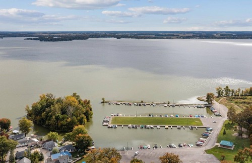 Lakeview House | Cheerful Two Bedroom Indian Lake Retreat!