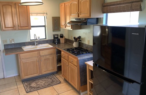 Truth or Consequences House | Cheerful Bungalow Walking Distance from Hot Springs District for Long Term Stays