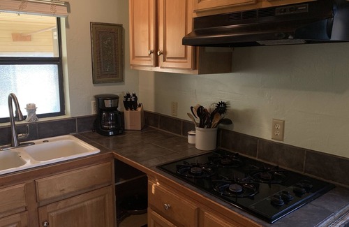 Truth or Consequences House | Cheerful Bungalow Walking Distance from Hot Springs District for Long Term Stays