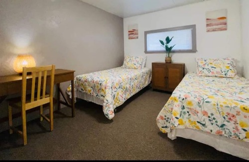Grenada House | Cheerful vacation 3-BR home convenient for I-5 travelers 20m from Mt Shasta city