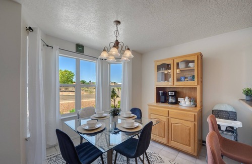 Paradise Hills Civic House | Cheerful Vibrant 3BR - 3TV - Fire pit - Games - Artistic - Fun