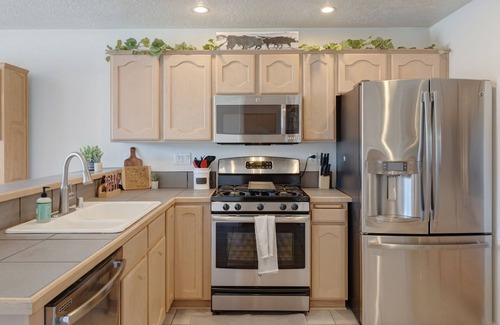 Paradise Hills Civic House | Cheerful Vibrant 3BR - 3TV - Fire pit - Games - Artistic - Fun