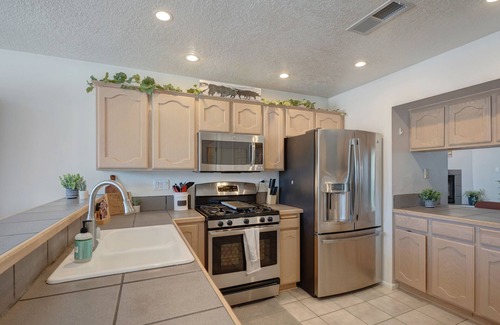 Paradise Hills Civic House | Cheerful Vibrant 3BR - 3TV - Fire pit - Games - Artistic - Fun