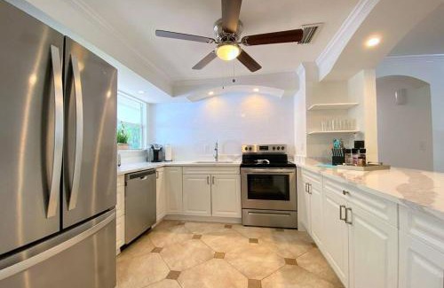 Naples Villa | Cheerfull 4/bed/3 Bath/pool/best Location